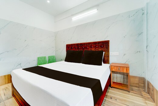 Hotel O Everest