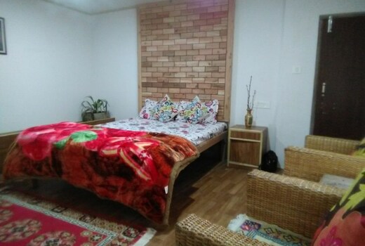 Dekhang House