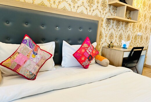Noida Mid-Highway Studio Apartment with Wi-fi & Tv