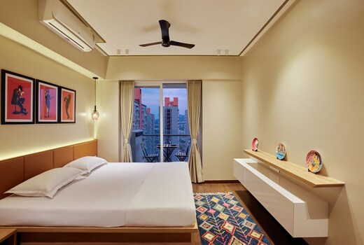 Luxurious suite with city skyline views Kutumb