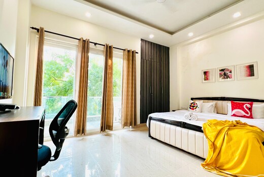 BluO 1BHK - DLF CyberCity - Lift, Parking, Balcony