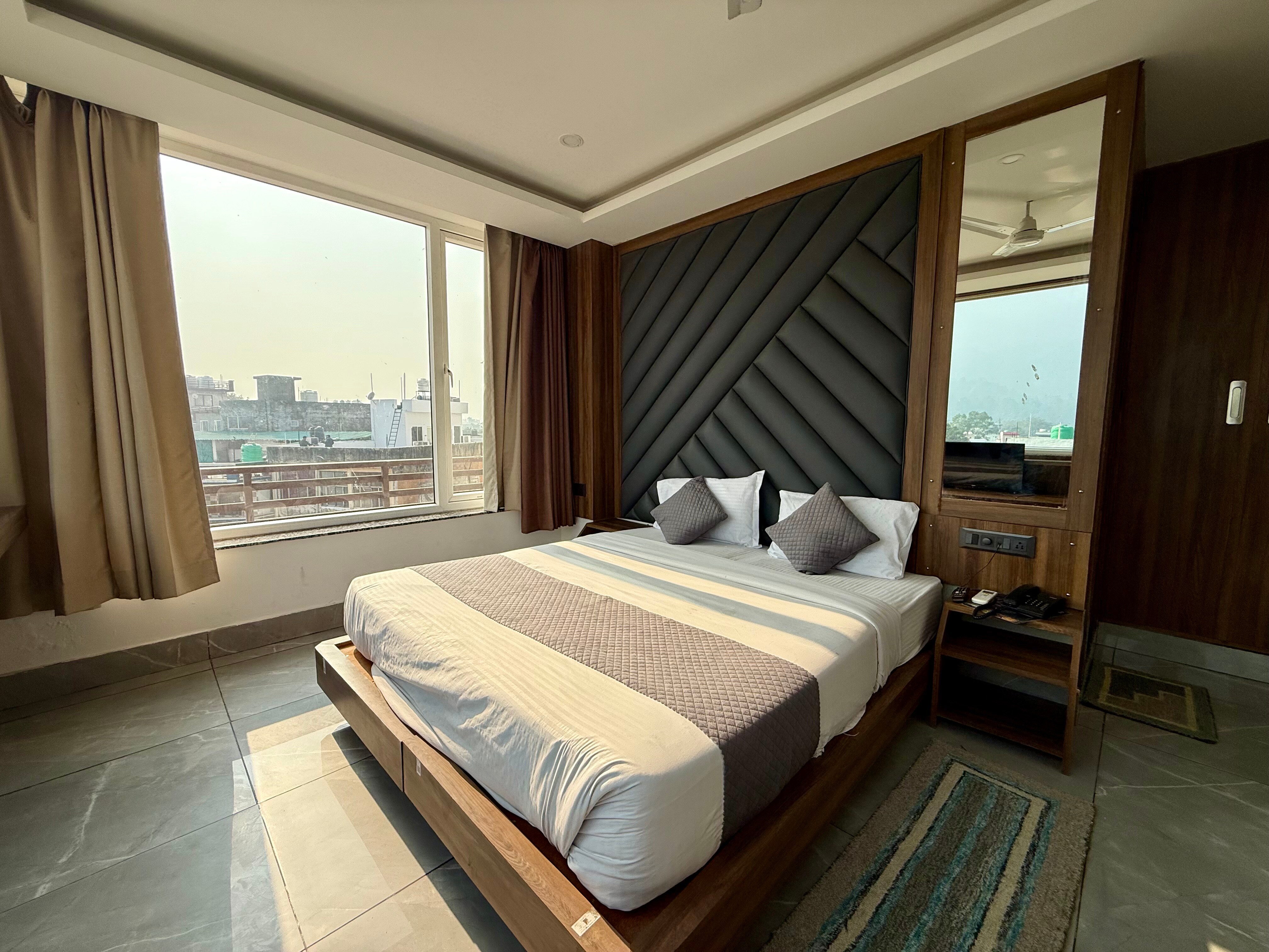 HOTEL TRIHARI (3 minutes drive to JANKI BRIDGE)