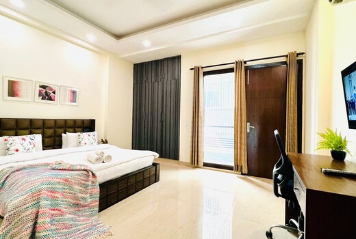 Entire 4BHK Apartment by Bluo at Cyber City