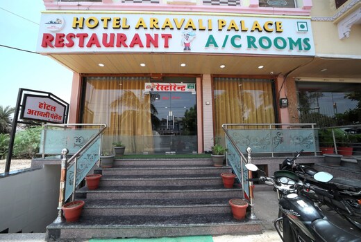 Hotel Aravali Palace