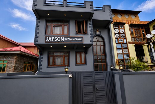 Hotel Jafson Accommodates (5 mins drive to Dal Lake)