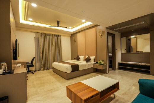 The Golden Tree | A Luxe Stay