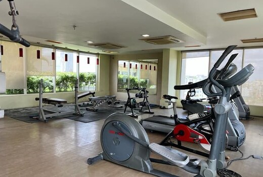 Modern studio near Airport pool & Gym