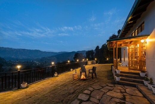 Silver Oak | LUXE 3BR Cottage with Cook BBQ & Bonfire