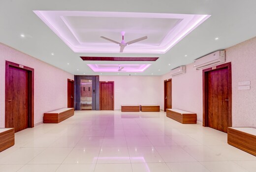 Super OYO 825700 Hotel La Vista
