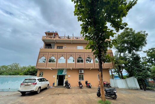 Royal Green Lodging