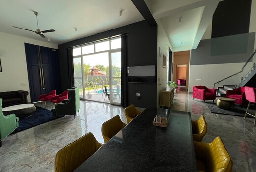 CORNER HOUSE