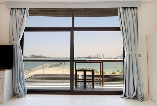 ELIVAAS Curated Beachfront Studio with Dining & Leisure Steps A
