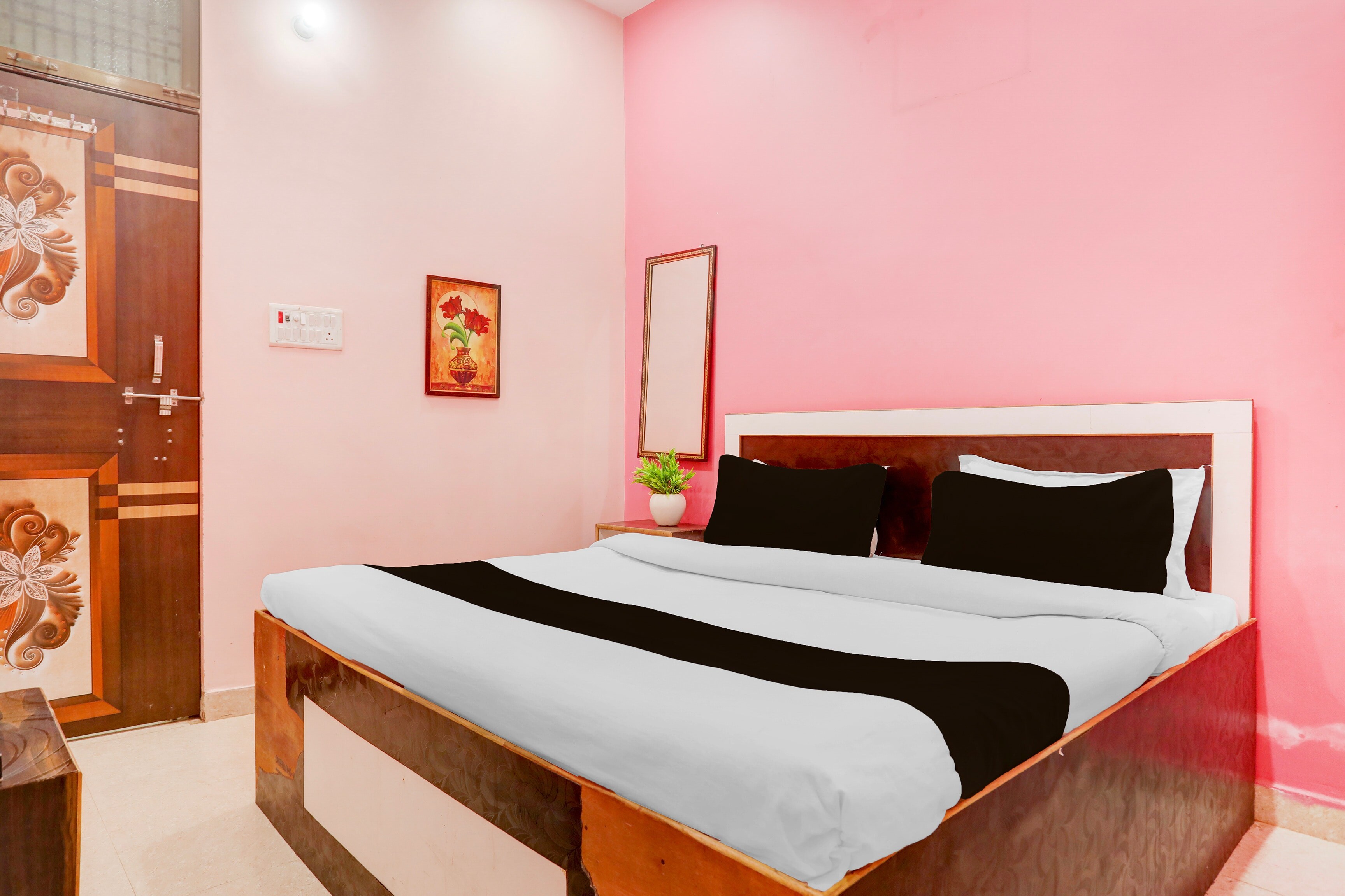 Hotel O S G H INN