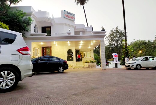 MAGANJI'S ( Pure Vegetarian ) - A COMPLETE FAMILY HOTEL