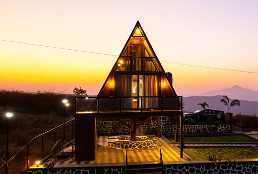 SKYGRAM STAYS CLOUD 1 1BHK WITH LAKE VIEW