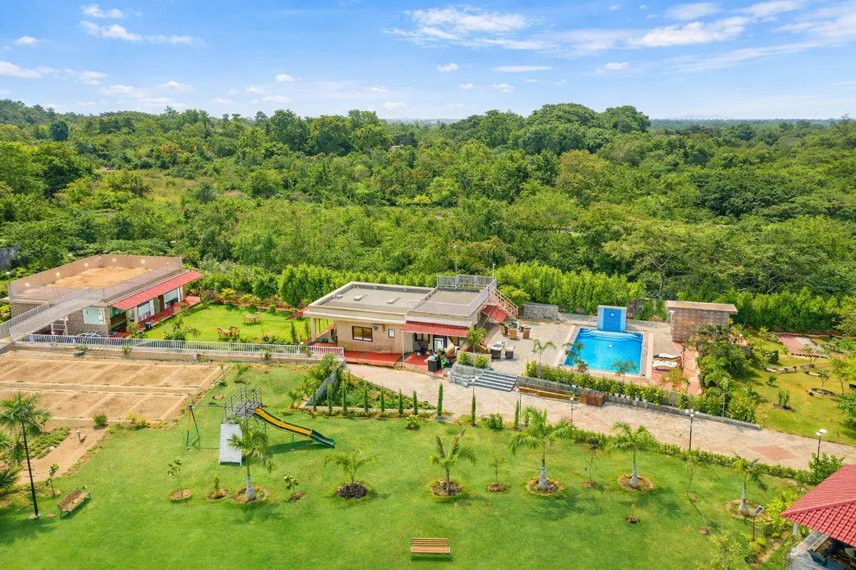 ELIVAAS Signature 5 BHK With Pvt Pool & Garden | Zenora