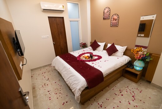 Hotel Raaz & Restaurant
