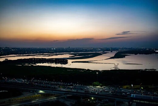 high sky luxurious 43 floor stay At Supernova Noida