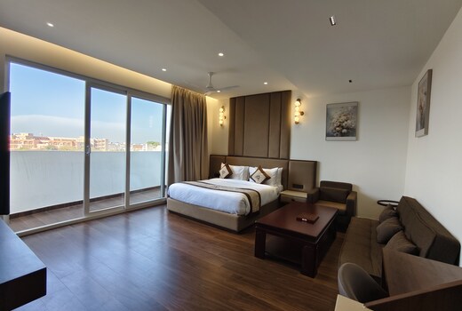 Hotel Grand Meriton (Near Bus Stand)