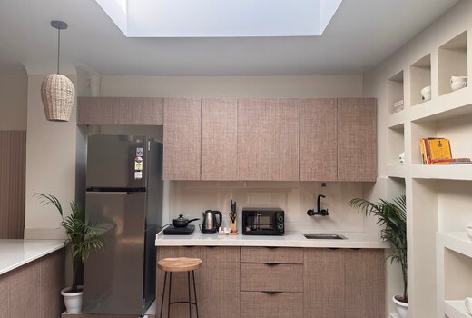 Somewhere in Jaipur, Spacious 2BHK w skylight terrace behind airport