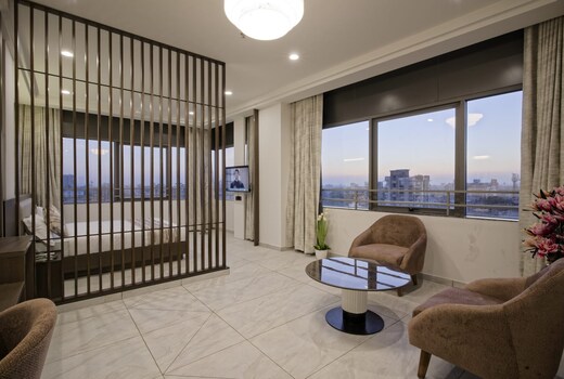Hotel The Grand Platinum
