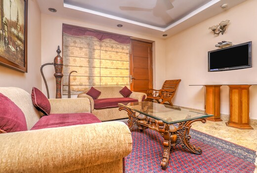 Skylink Suites Homestay | Rooms & Caretaker