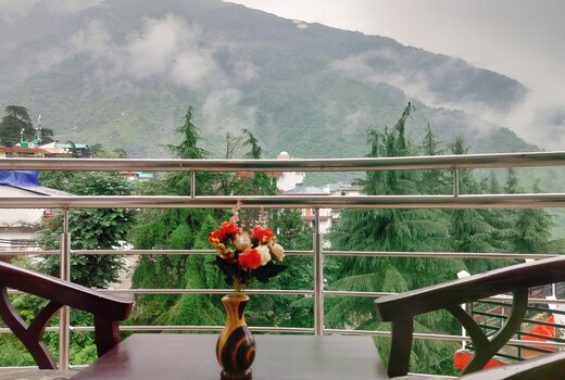 Hotel The Castle by Mountain Sparrow Adventures