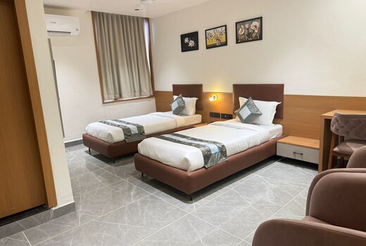 HOTEL THE ROSTRAL