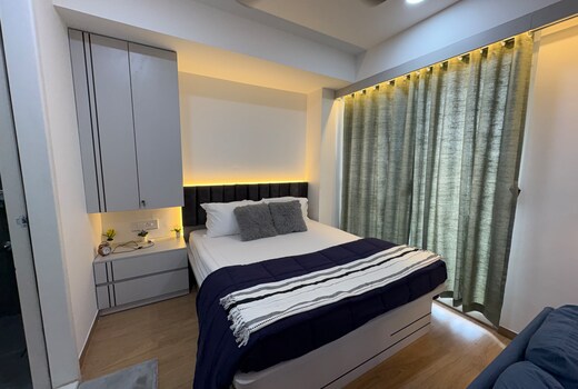 Middle 409 Flat in Pune 5 min from Airport