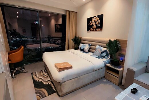 Vinis Riverside lounge