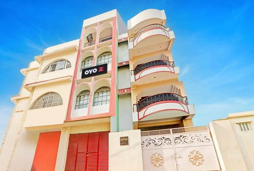 Hotel O M U Club