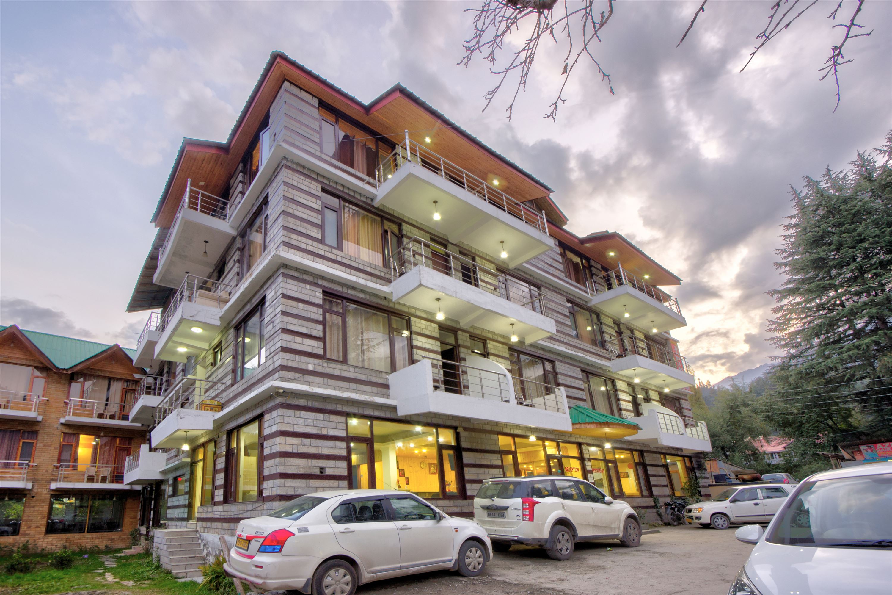 Hotel Japika inn by Hazel Hotels (2 mins Walking to Hadimba Temple)