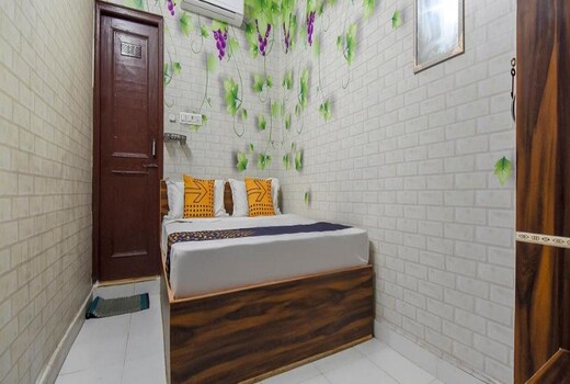 Hotel Adesh