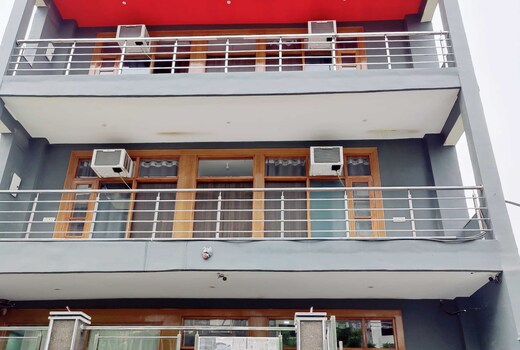 Hotel O Diamond Inn Near Noida Sector 51 Metro Station