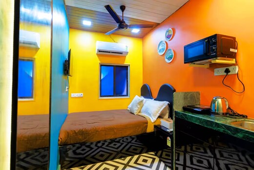 Vibrant Room in a Prime Location
