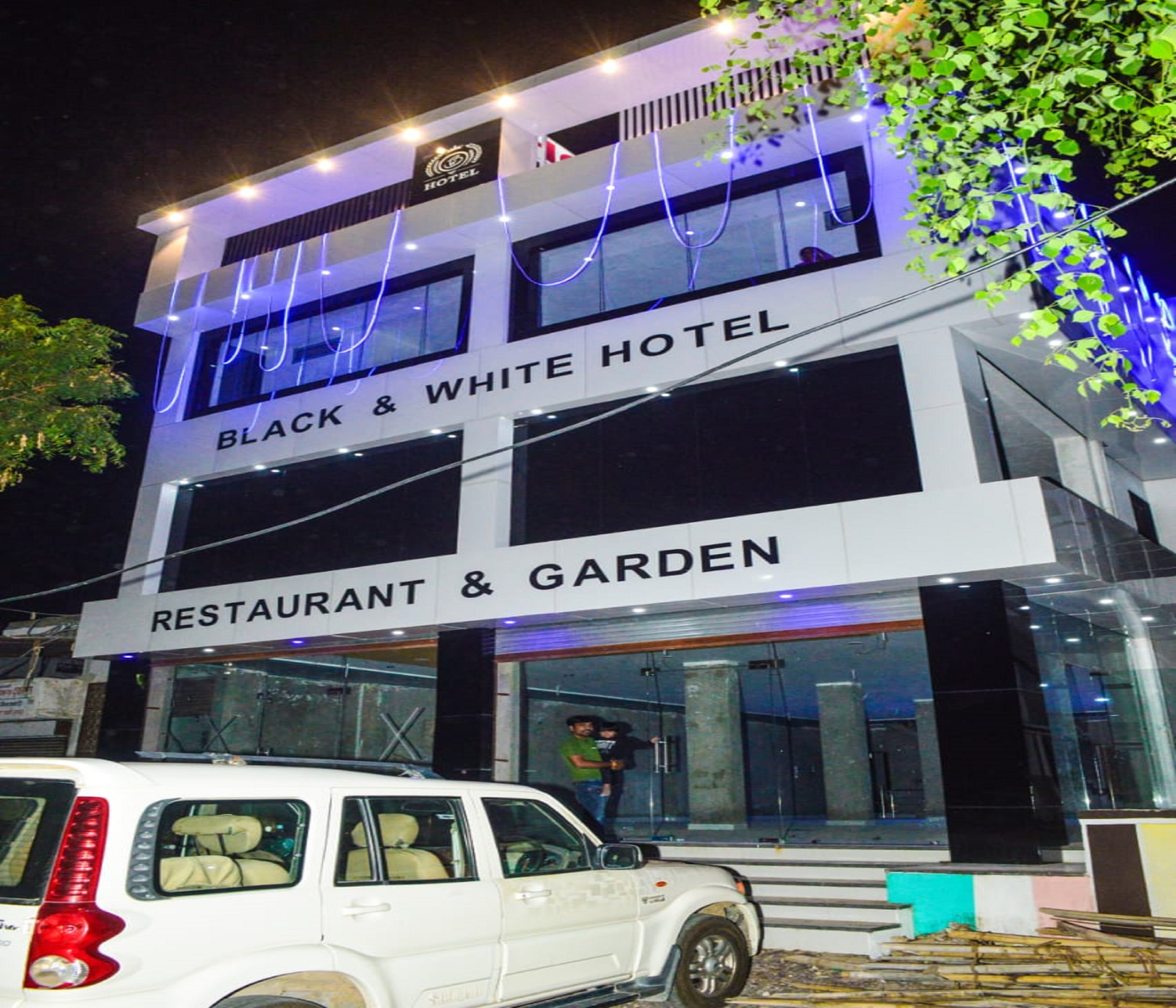 HOTEL BLACK AND WHITE GARDEN RESTAURANT