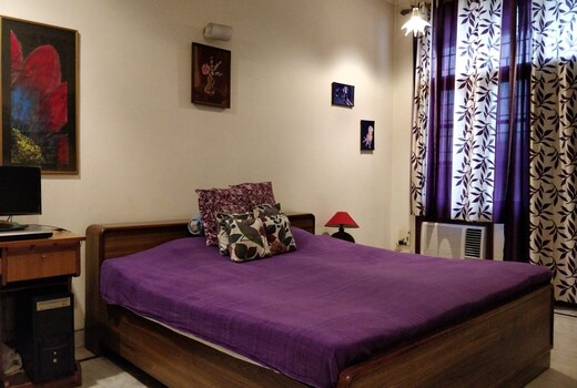 Private Room in Gurgaon ( DLF -3 ) B&B