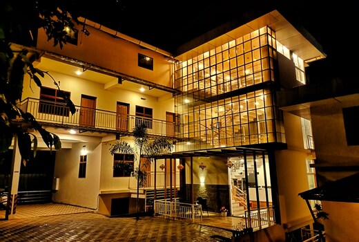 Mizzle Premium Resort in front of Banasura Dam