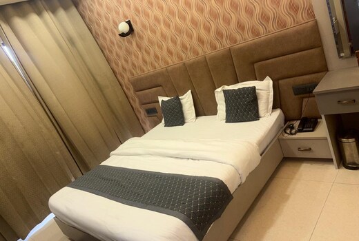 Oly Hotel Rajshree