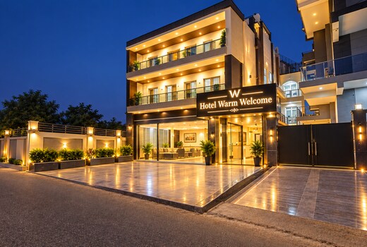 Hotel Warm Welcome Inn 26 - Near Sector 18 Metro Noida