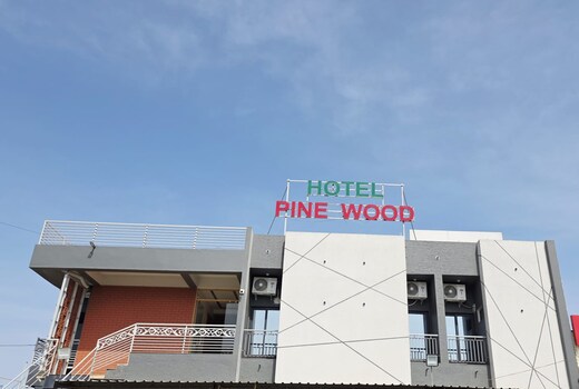 PINEWOOD HOTEL & ROOMS