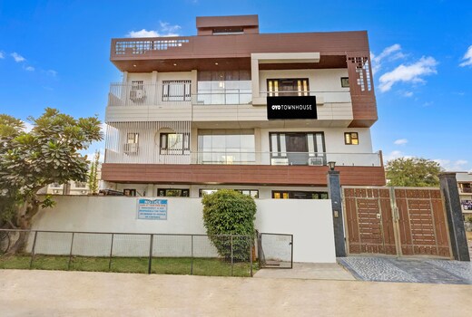 Townhouse by OYO Mayfield Garden Nearby Golf Course Road