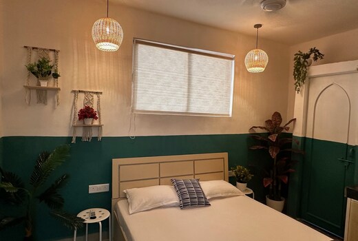 Koregaon Park Oasis Studio Room Smart TV, Wifi, AC