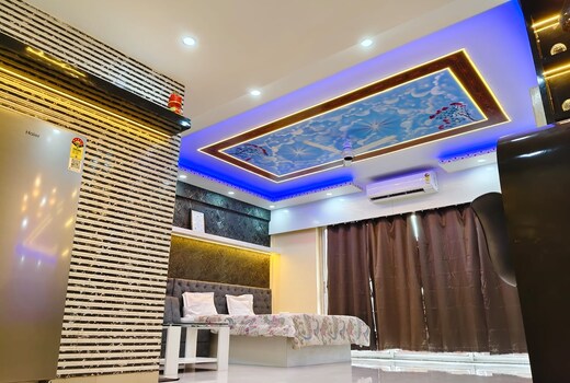 Modern Jacuzzi Studio 733 || Entire 1RK, 15 minutes from Airport