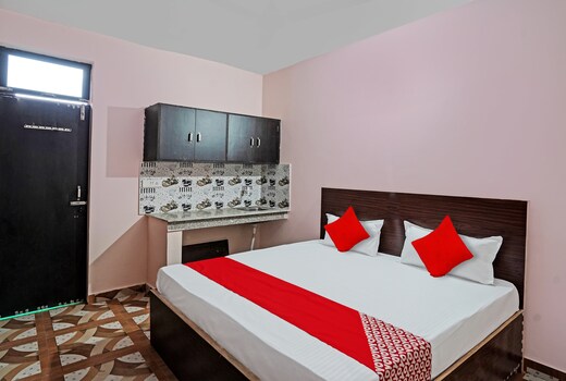 OYO Flagship Hotel v Cottage