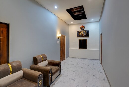 SPOT ON by OYO Surya Hotel