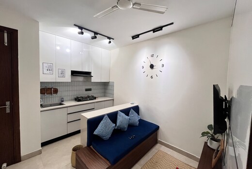 Modern 1BHK w High Speed Wi Fi Workspace