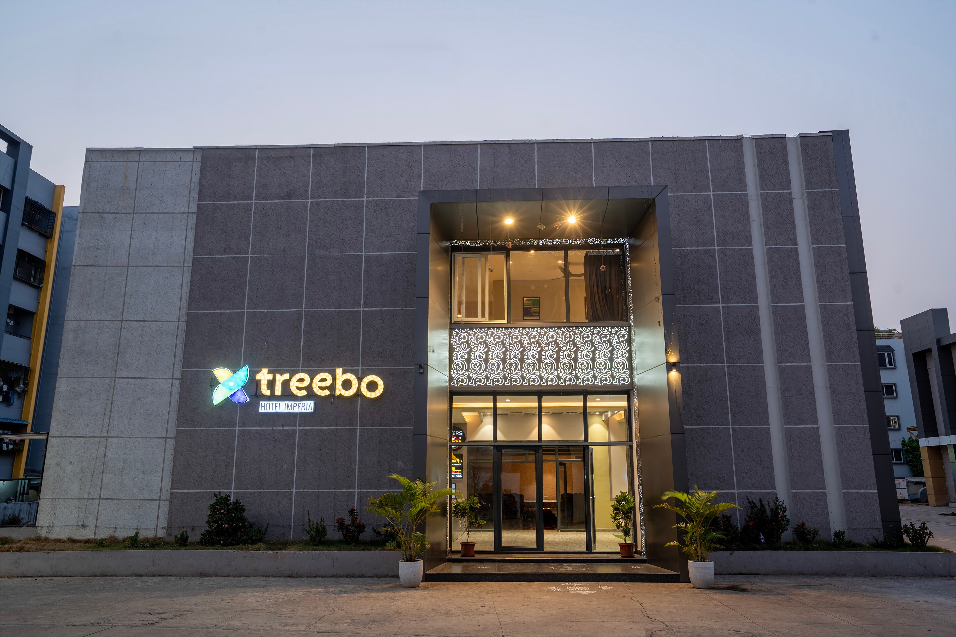 Treebo Imperia, Kommadi