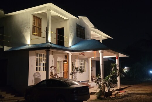 Country side cheerful villa, with hot tub, wifi.