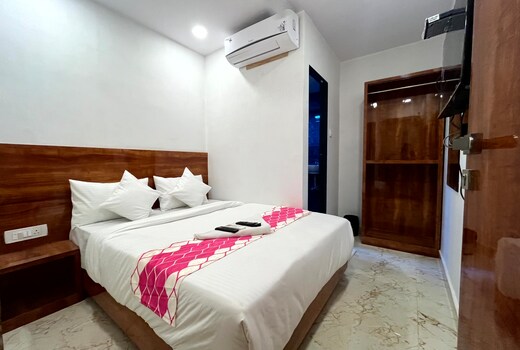 Hotel Delmond Prime Near NESCO Exhibition Centre